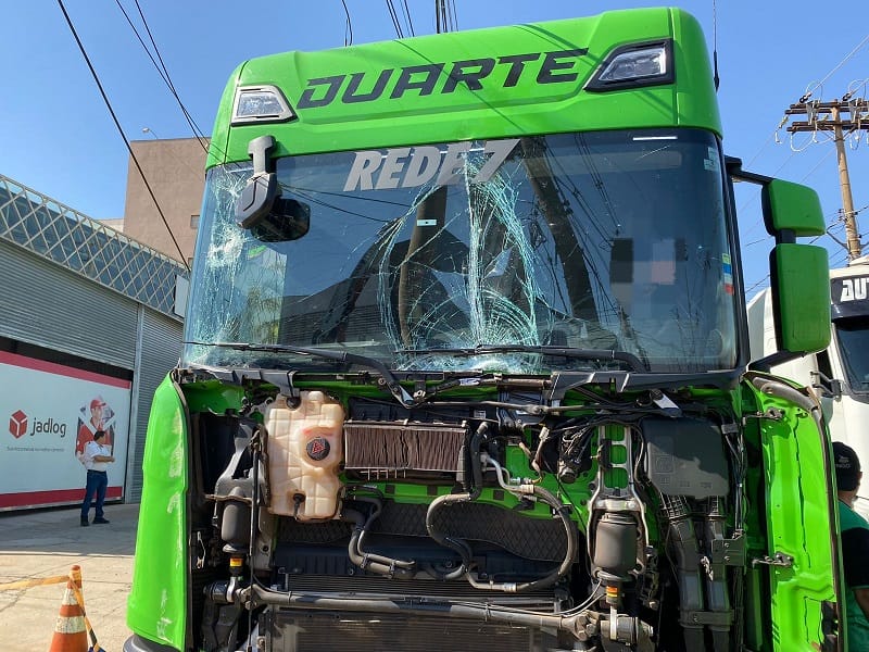 Foto 4 de 4 — Caiu: caminhão carregado de combustível colide e acaba derrubando poste em Araraquara